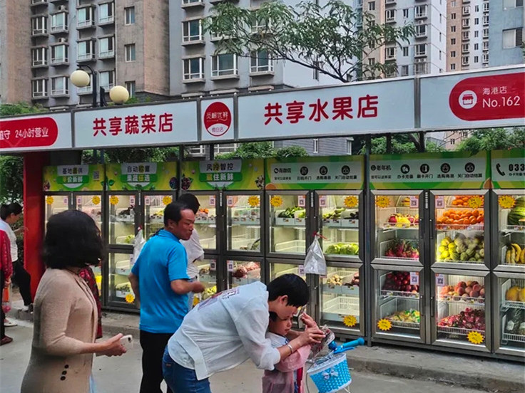 條形智能液晶屏加持，自動(dòng)售貨機(jī)適用于多個(gè)場(chǎng)景